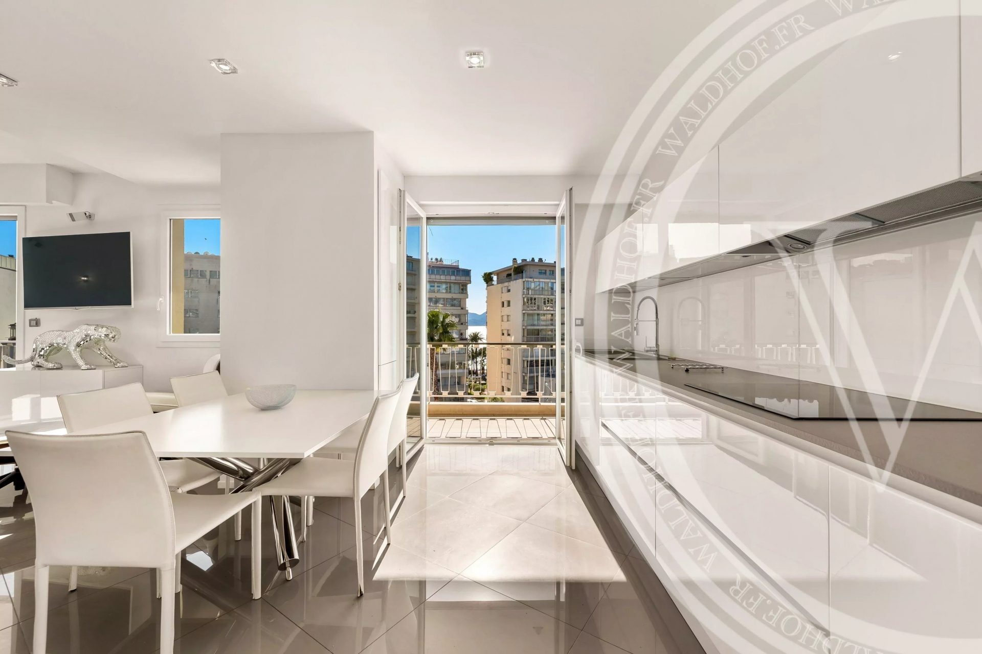 Fully Renovated 3-Room Apartment with Sea Views — photo 2