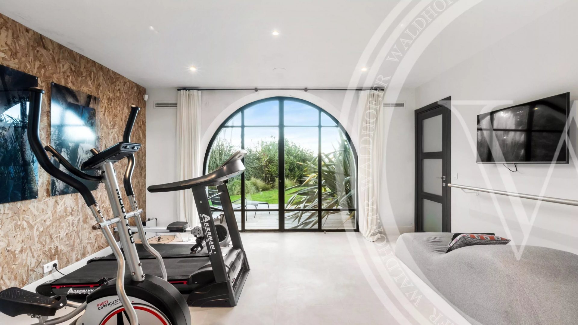 Exceptional Provencal villa with heliport and exclusive amenities — photo 23