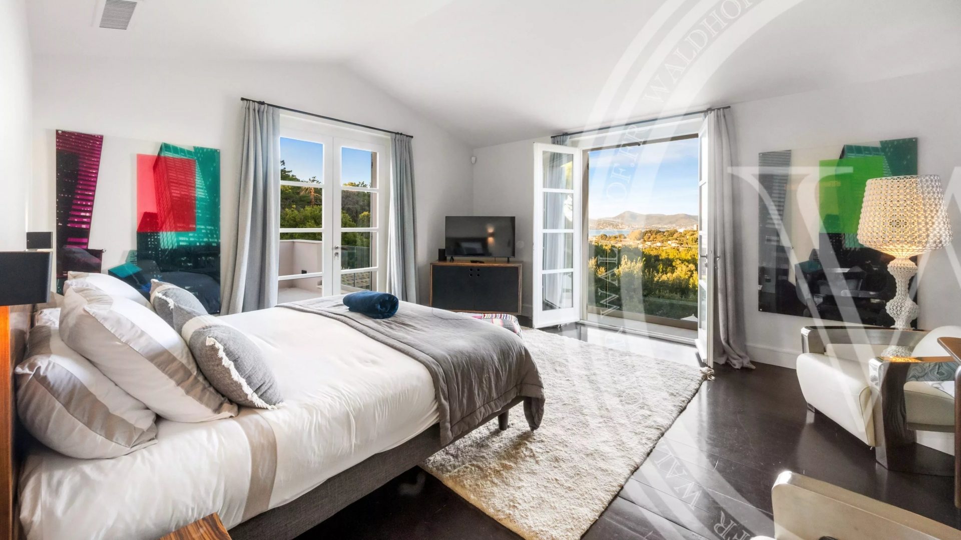 Exceptional Provencal villa with heliport and exclusive amenities — photo 15