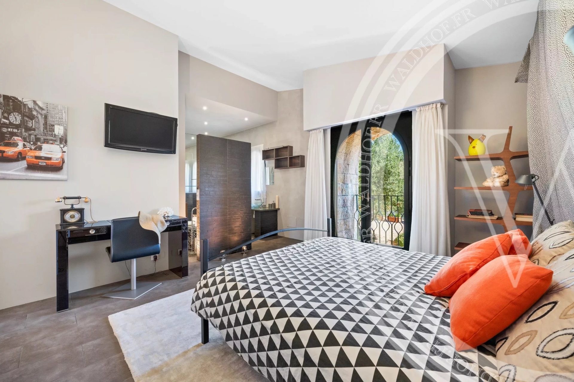 Majestic 600m² Provençal Estate with Panoramic Sea Views, Pool and 5 Suites — 20 Mins from Monaco — photo 35