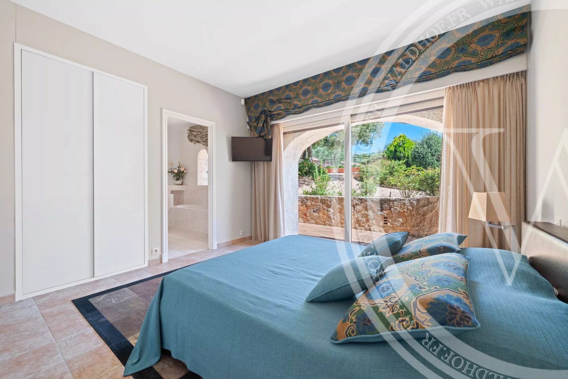 Majestic 600m² Provençal Estate with Panoramic Sea Views, Pool and 5 Suites — 20 Mins from Monaco — photo 33