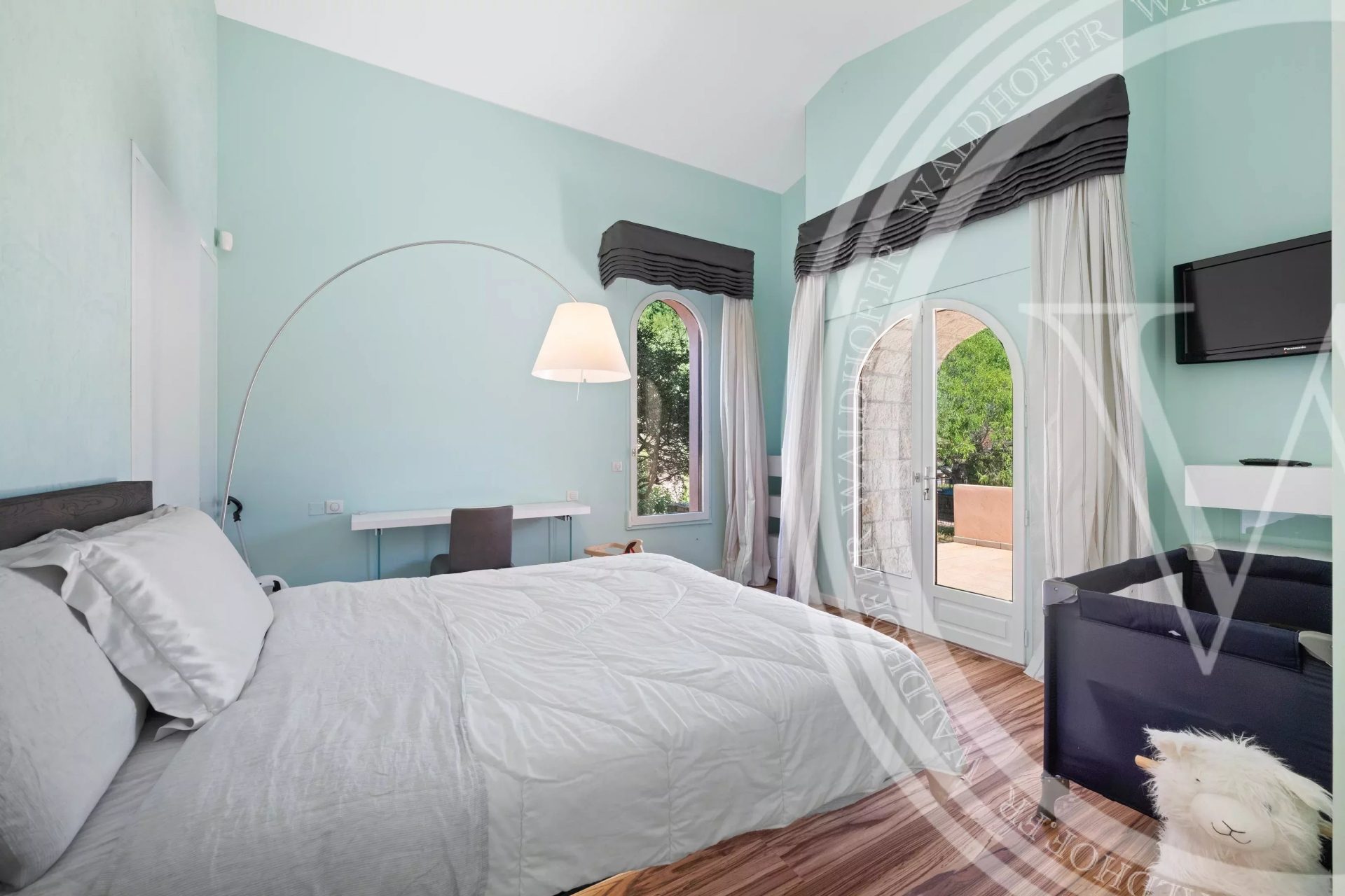 Majestic 600m² Provençal Estate with Panoramic Sea Views, Pool and 5 Suites — 20 Mins from Monaco — photo 38