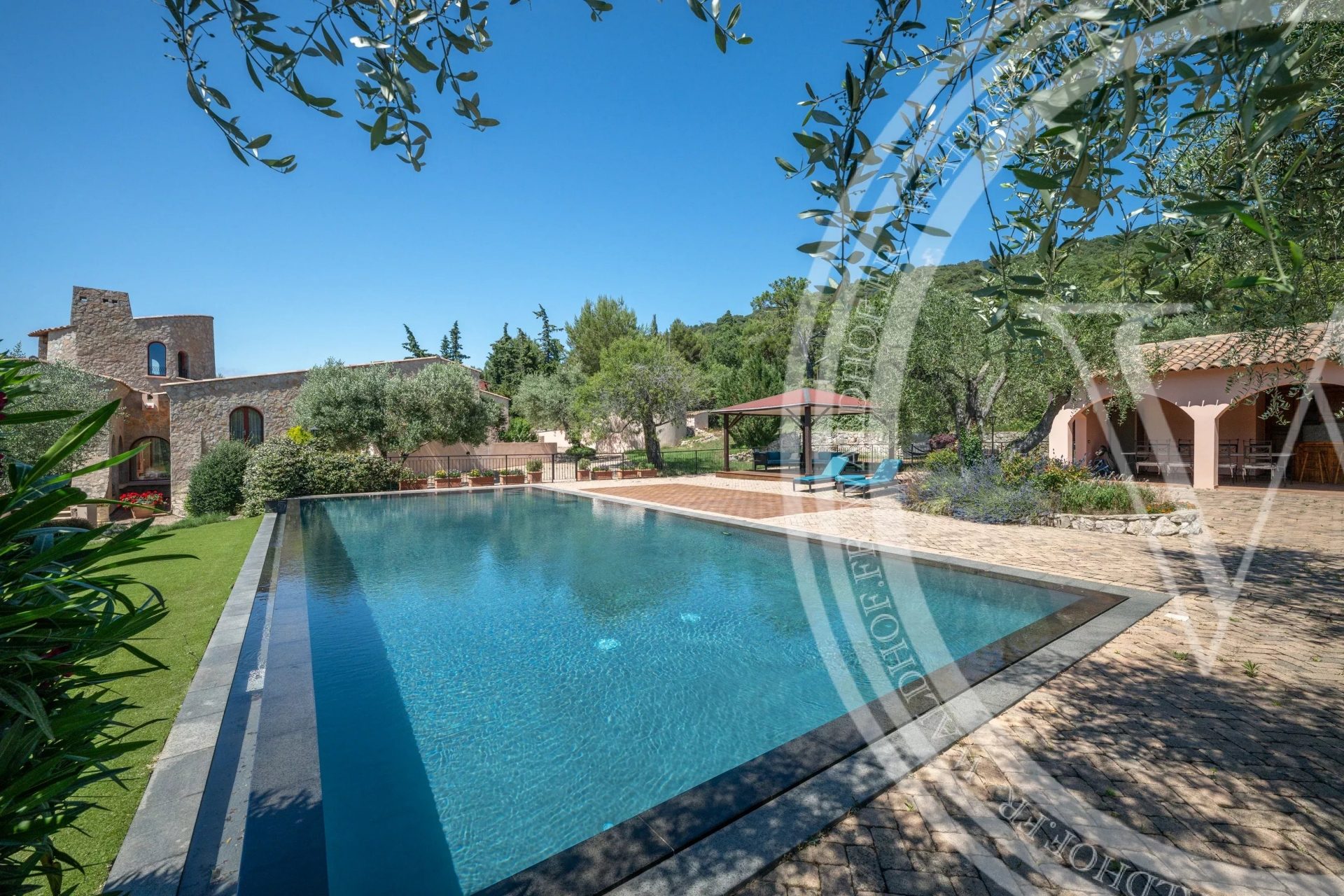 Majestic 600m² Provençal Estate with Panoramic Sea Views, Pool and 5 Suites — 20 Mins from Monaco — photo 9