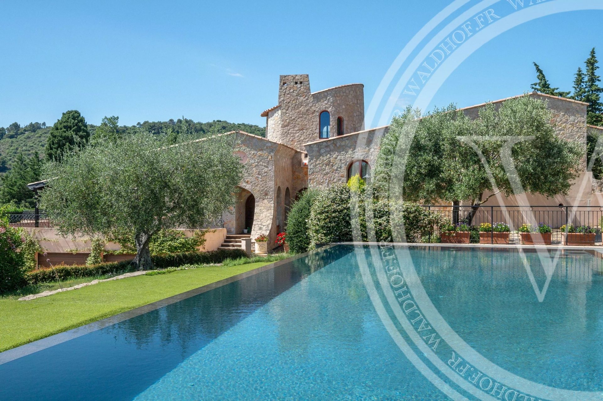 Majestic 600m² Provençal Estate with Panoramic Sea Views, Pool and 5 Suites — 20 Mins from Monaco — photo 11
