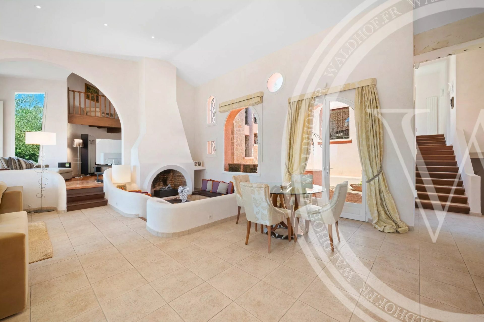 Majestic 600m² Provençal Estate with Panoramic Sea Views, Pool and 5 Suites — 20 Mins from Monaco — photo 25