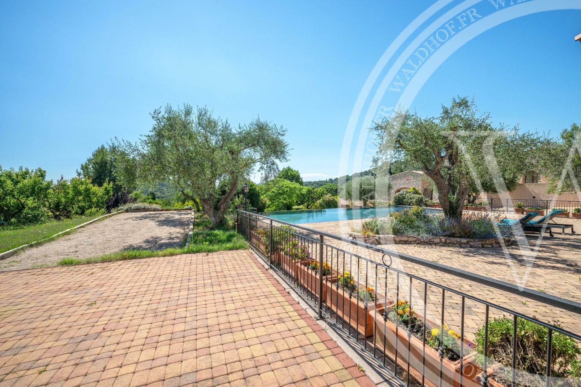 Majestic 600m² Provençal Estate with Panoramic Sea Views, Pool and 5 Suites — 20 Mins from Monaco — photo 13
