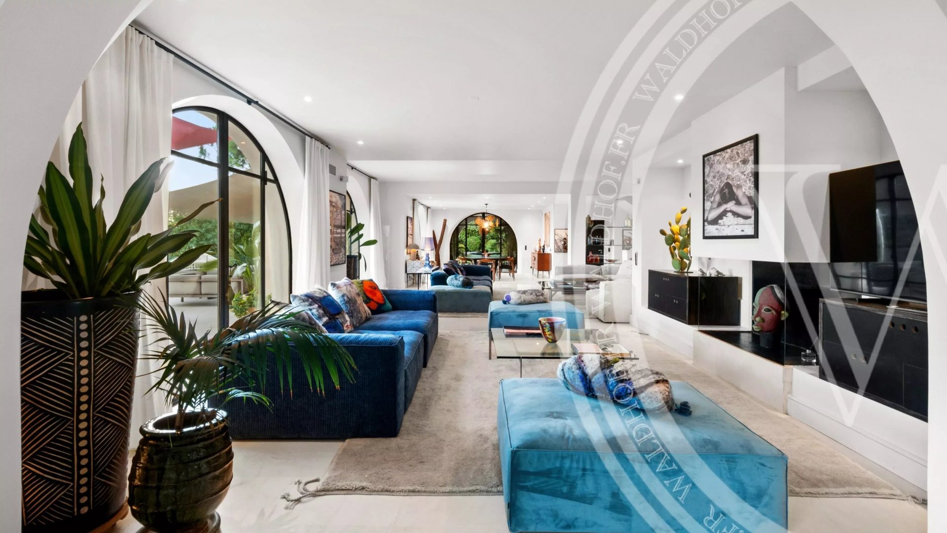 Exceptional Provencal villa with heliport and exclusive amenities — photo 13
