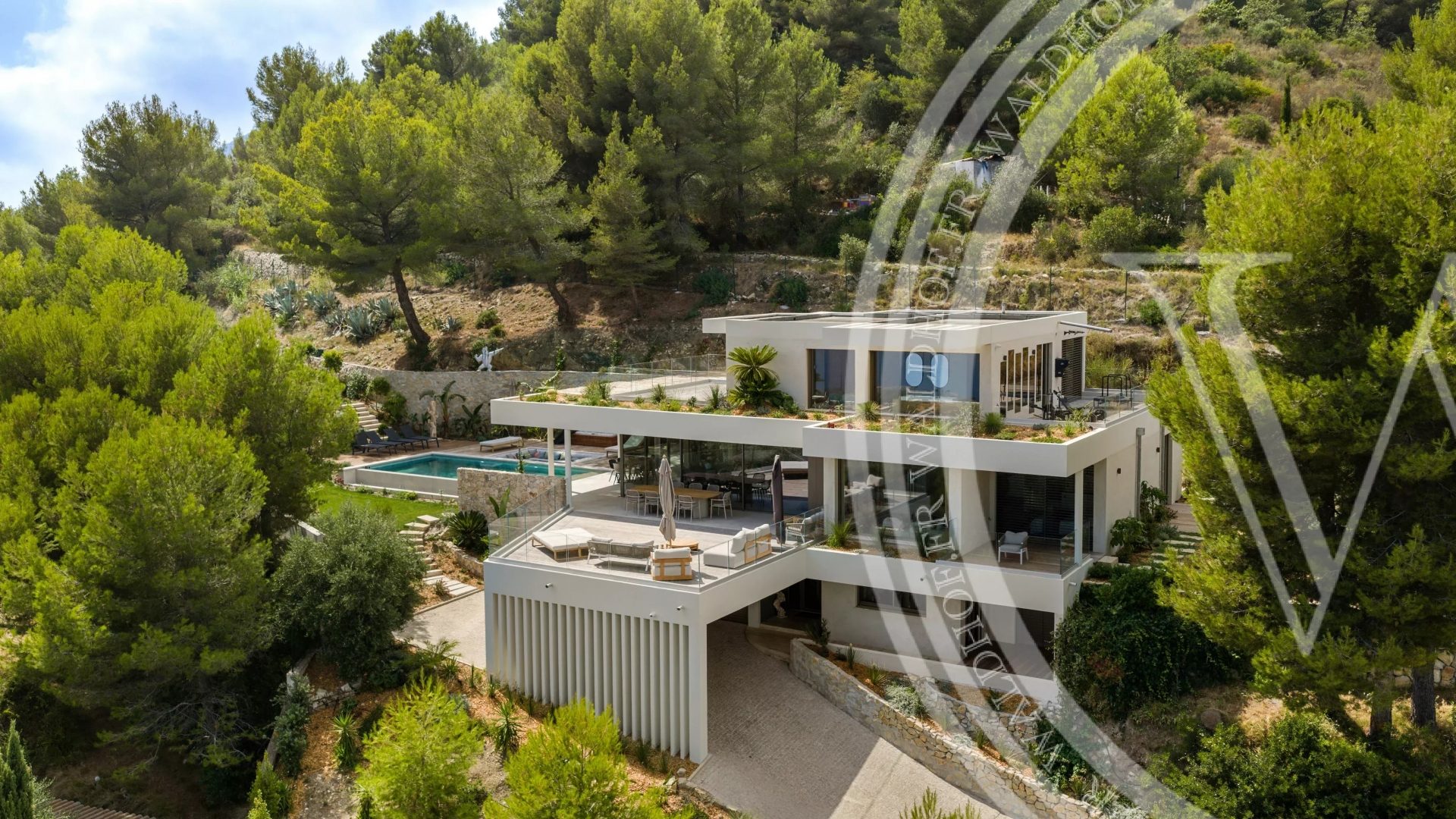 Luxury contemporary villa with sea view in Roquebrune-Cap-Martin — photo 2