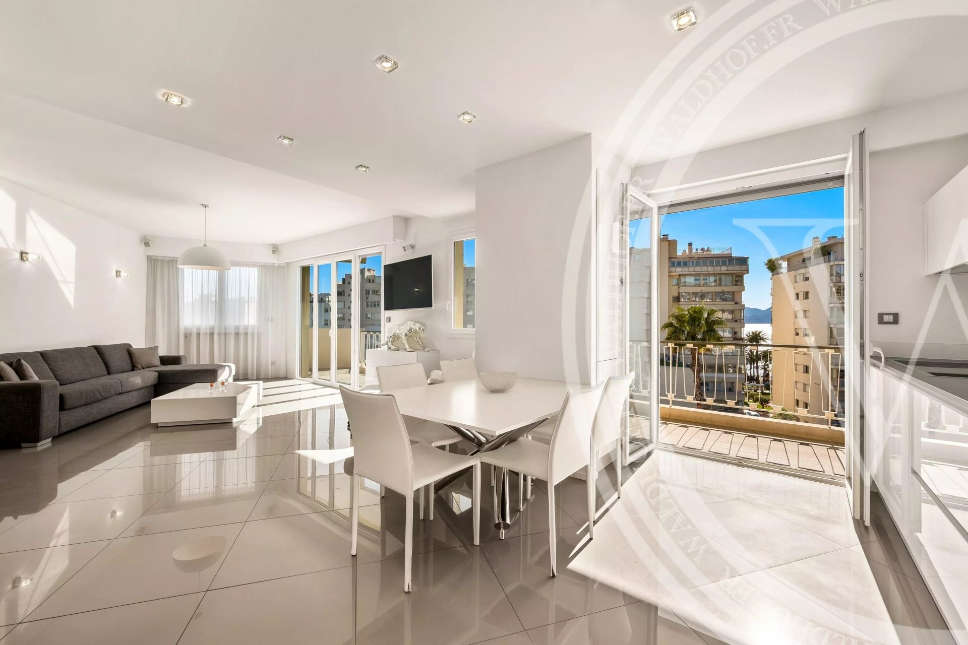 Fully Renovated 3-Room Apartment with Sea Views — photo 4