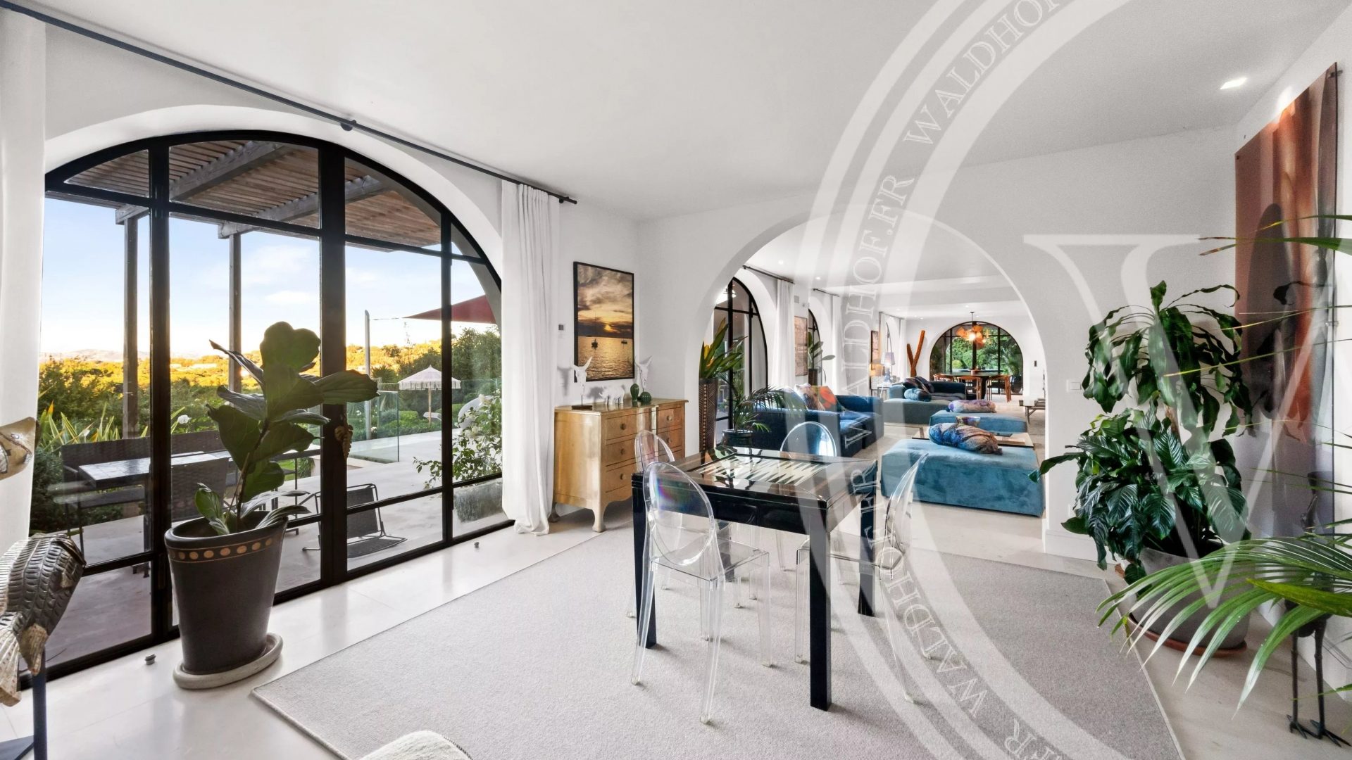 Exceptional Provencal villa with heliport and exclusive amenities — photo 12