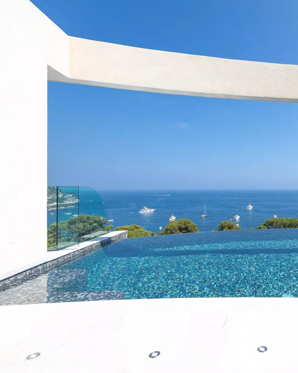5-Bedroom Californian-Style Villa a Few Minutes' Walk from the Beach — Èze-Bord-de-Mer