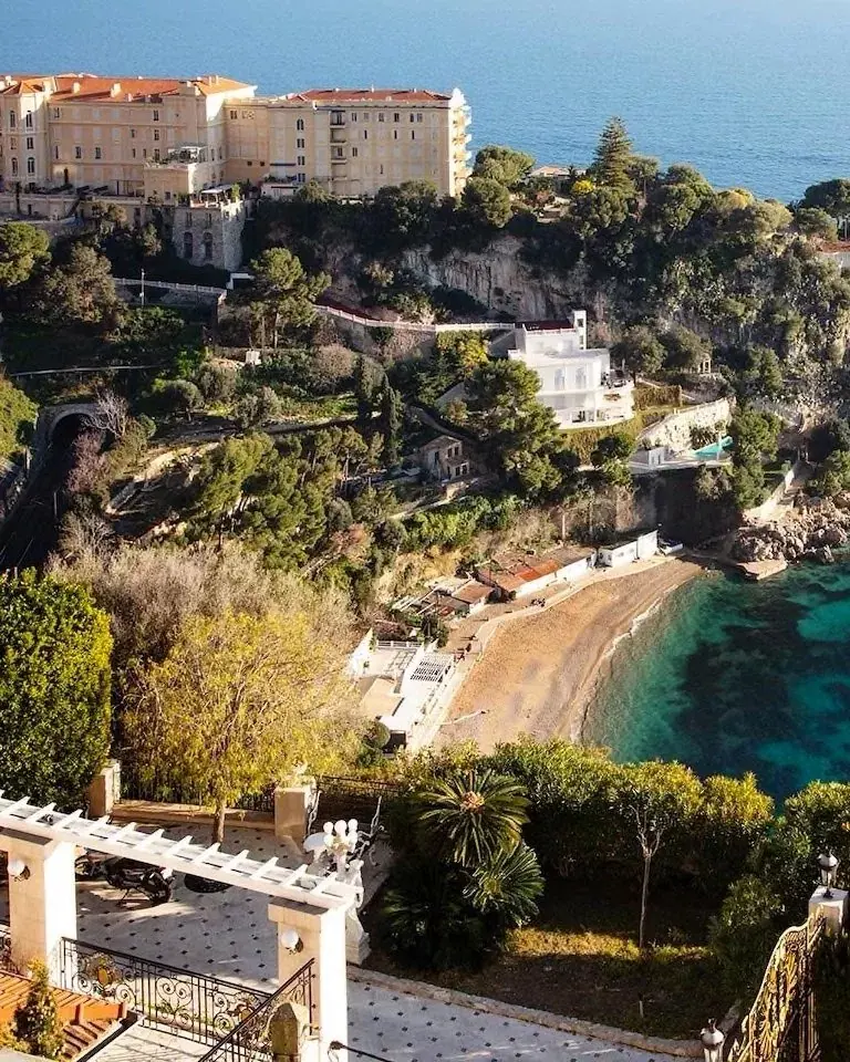 Fully Renovated 4-Bedroom Villa in a Private Estate, 5 Minutes from Monaco