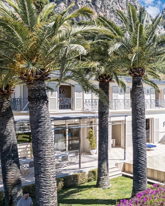Contemporary Villa with Tennis court walking distance from the beach