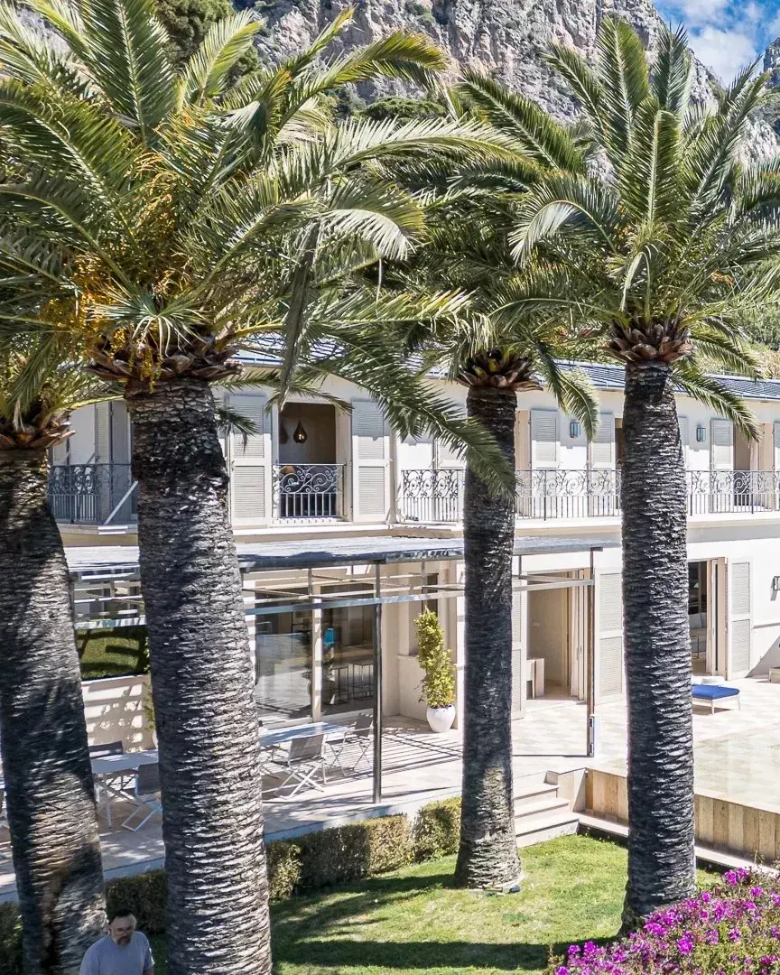 Contemporary Villa with Tennis court walking distance from the beach