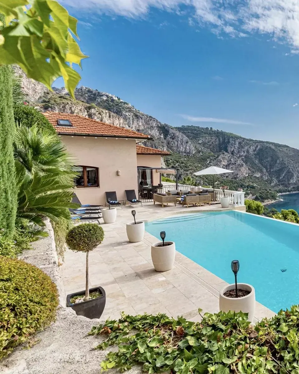 Exceptional contemporary villa with panoramic view of the Mediterranean
