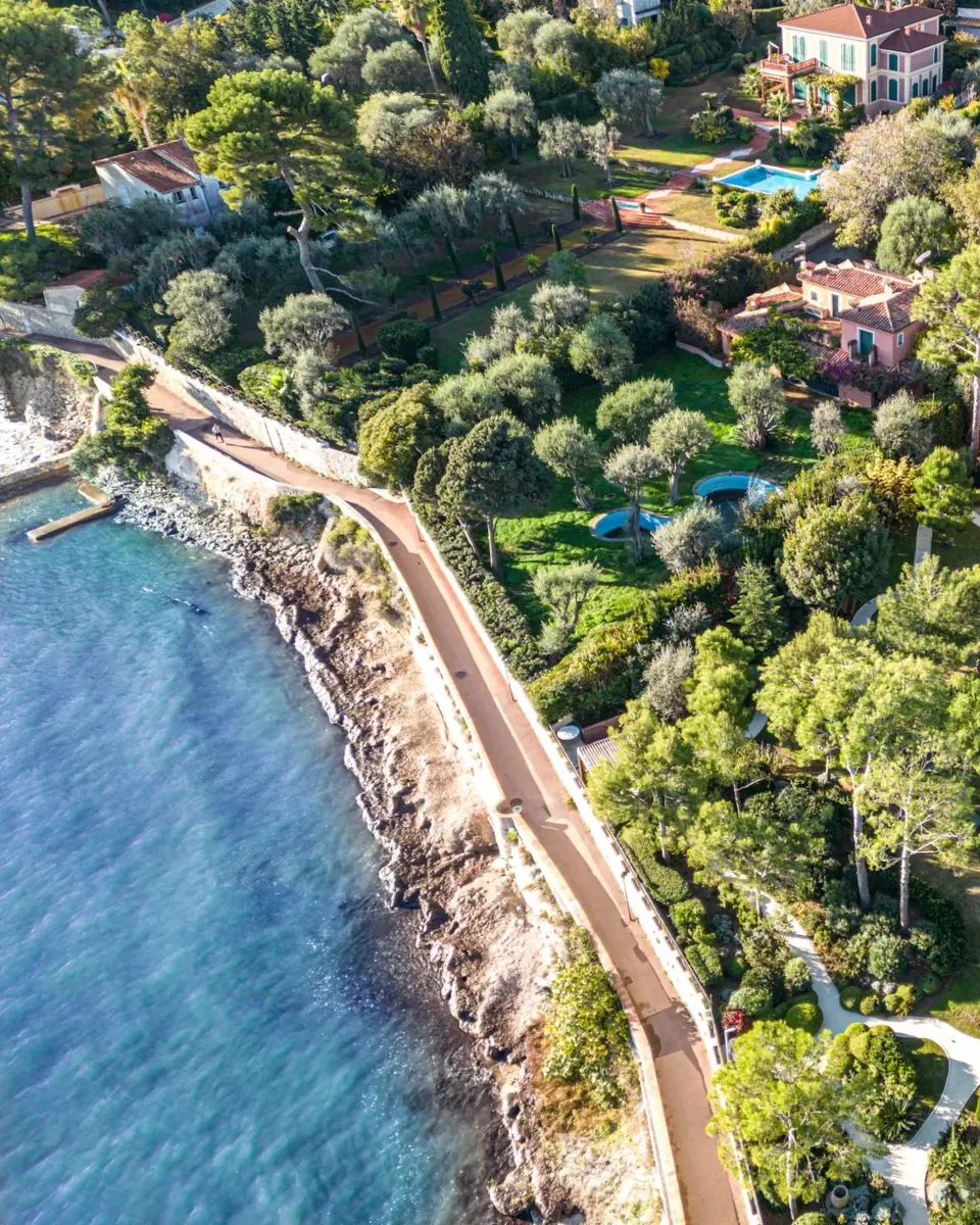 Prestigious Seafront Residence with Yacht Access — 19 min from Monaco