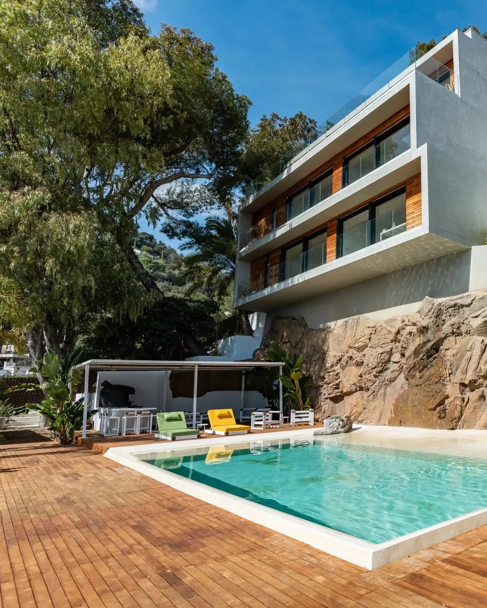 Stunning Modern Villa Boasting a Mesmerizing Sea and Monaco View.