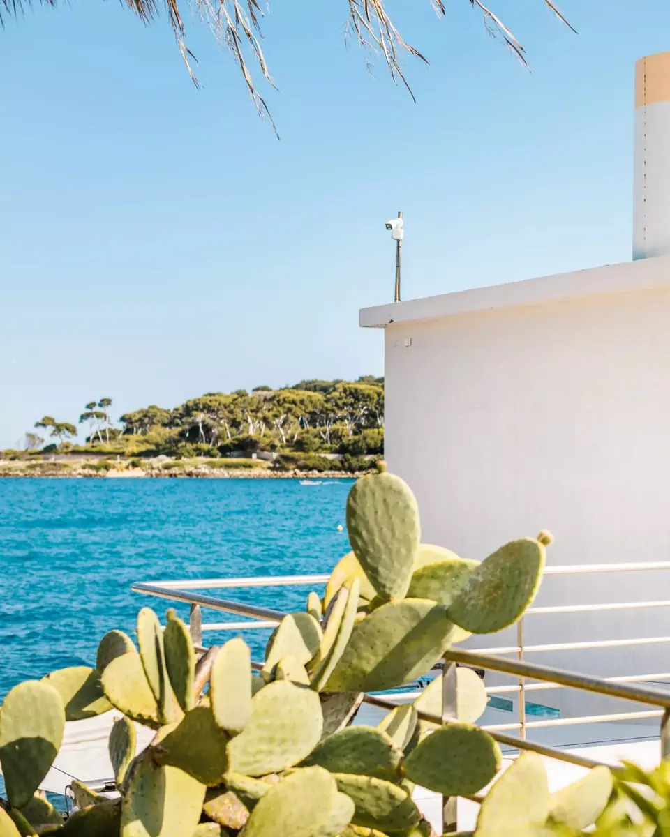 Splendid waterfront villa on the prestigious Cap D’Antibes.