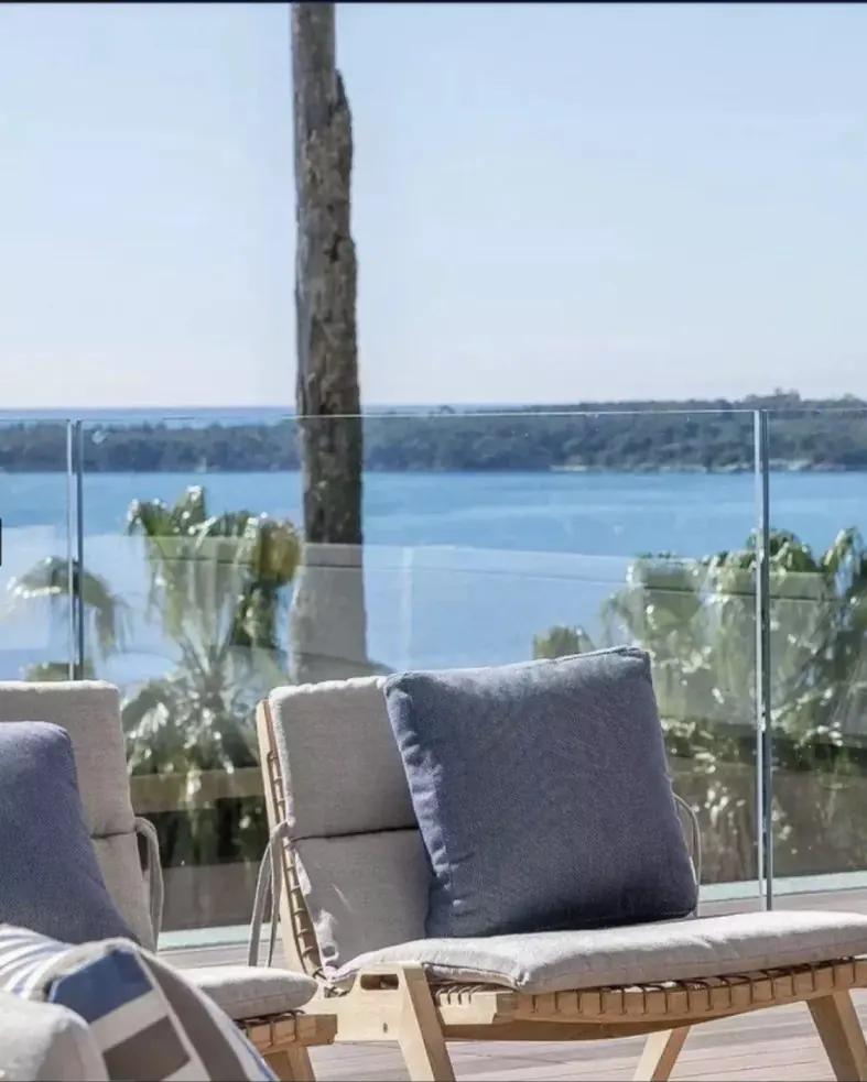 Contemporary 5-Bedroom Villa in a Private Estate, Cannes Californie