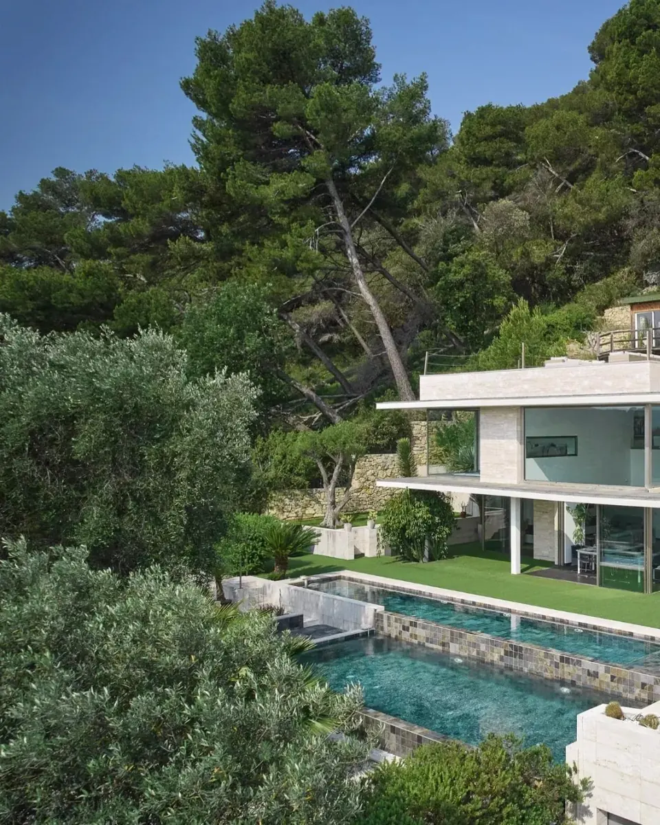 Superb contemporary villa with sea view and roof terrace.