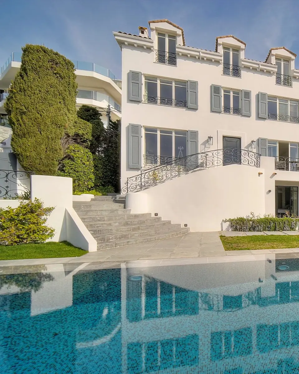 Superb luxury villa with sea view