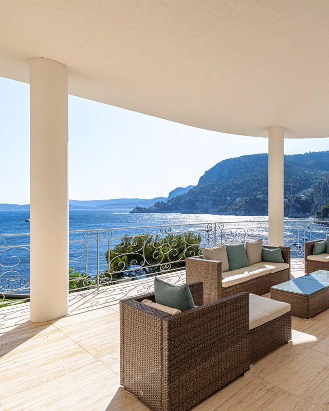 Luxury Property Overlooking the Mediterranean