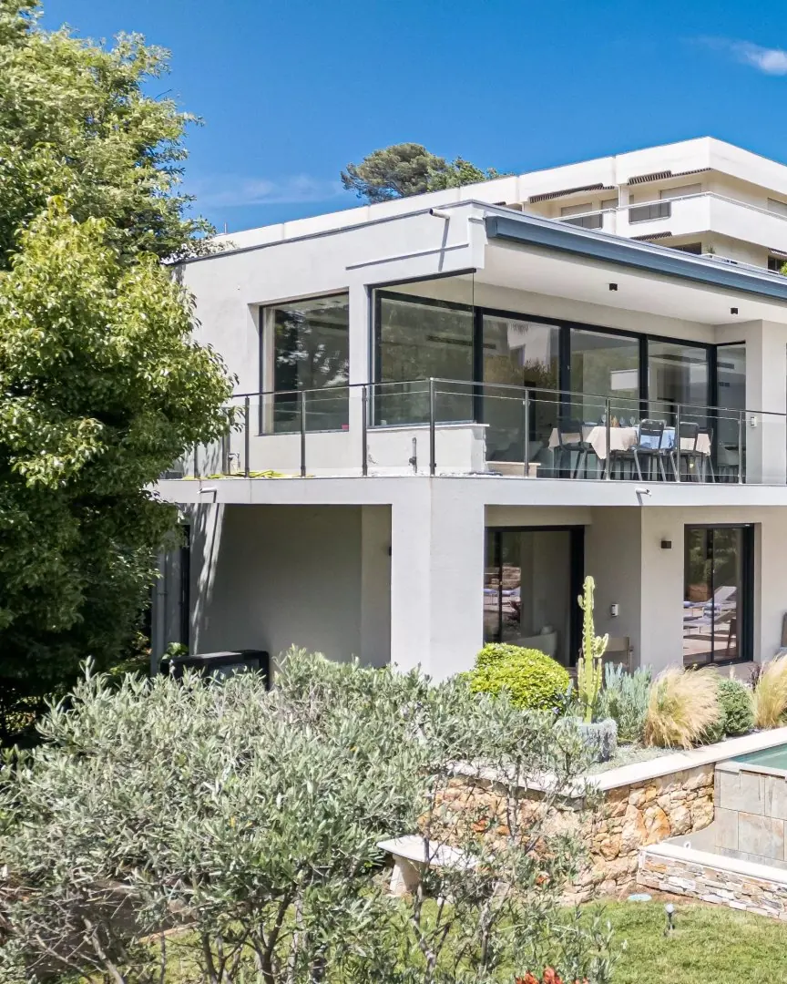 Contemporary 4-bedroom villa Sea View