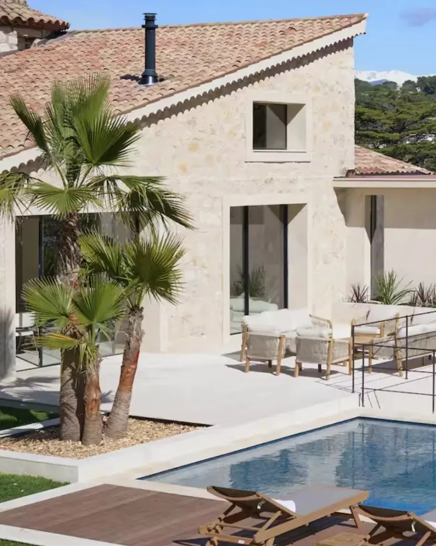 Magnificent renovated villa in neo-Provencal style, nestled in a verdant setting in the immediate vicinity of the historic village of Mougins.