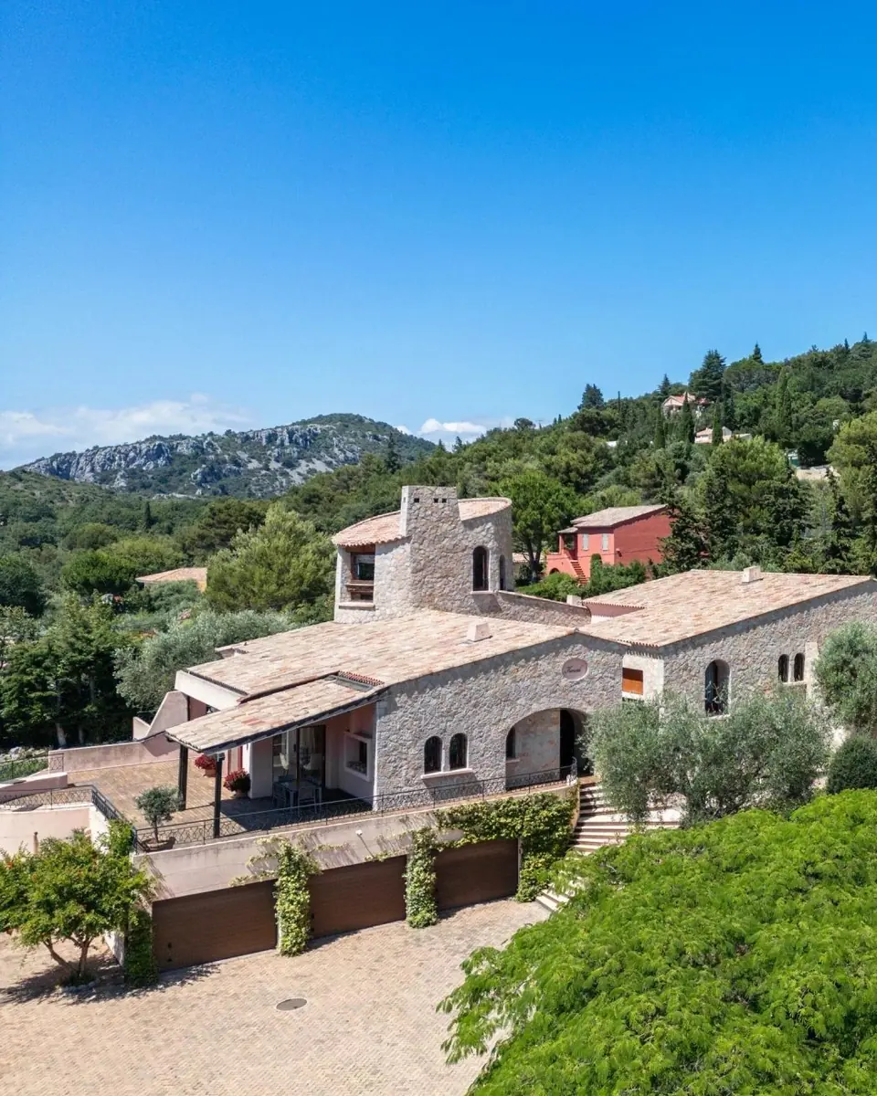 Majestic 600m² Provençal Estate with Panoramic Sea Views, Pool and 5 Suites — 20 Mins from Monaco