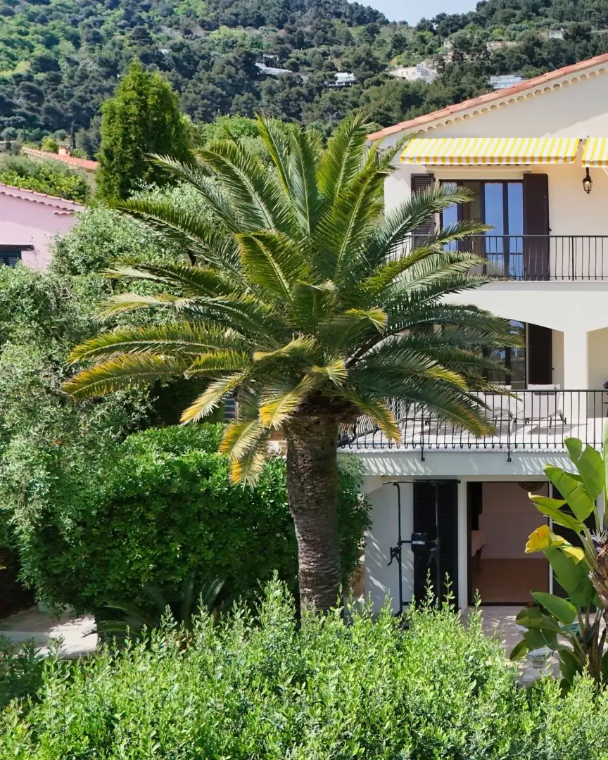 Renovated property with swimming pool and outbuilding