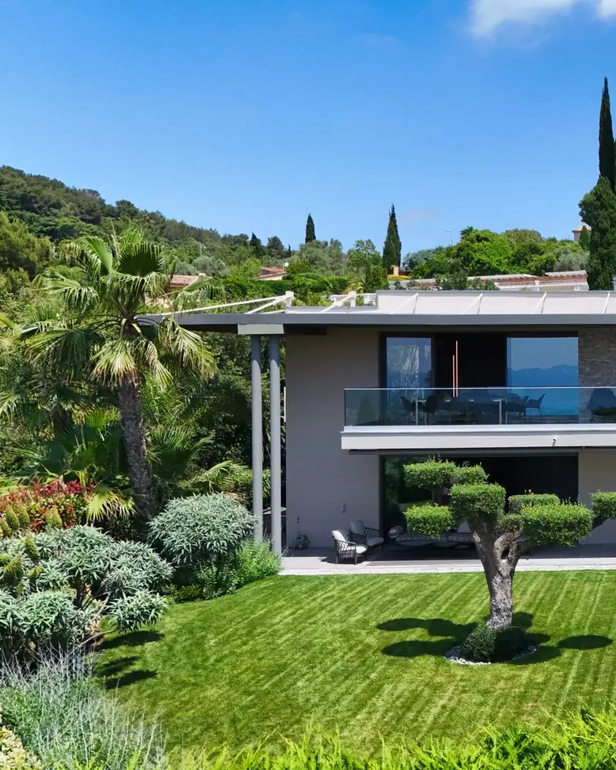 Contemporary 5-bedroom villa in a private estate in Cannes Californie