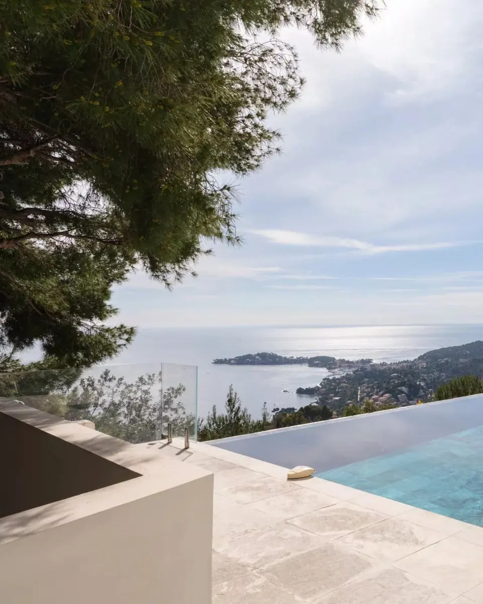 Contemporary Villa with Panoramic Sea View and Infinity Pool overlooking Cap Ferrat just 21 minutes from Monaco