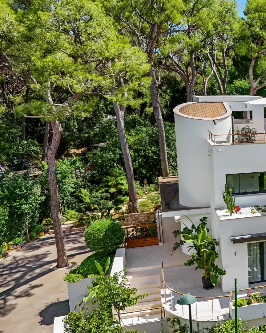 Modern Villa Overlooking Natural Beauty in Saint-Jean-Cap-Ferrat