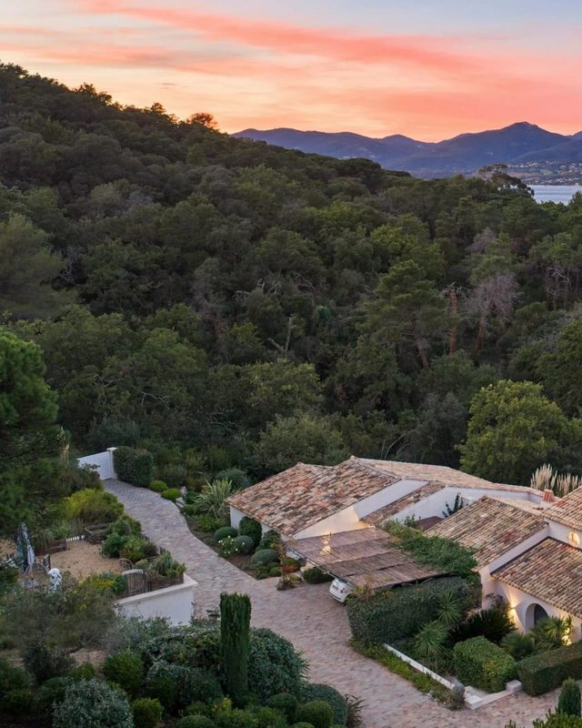 Exceptional Provencal villa with heliport and exclusive amenities