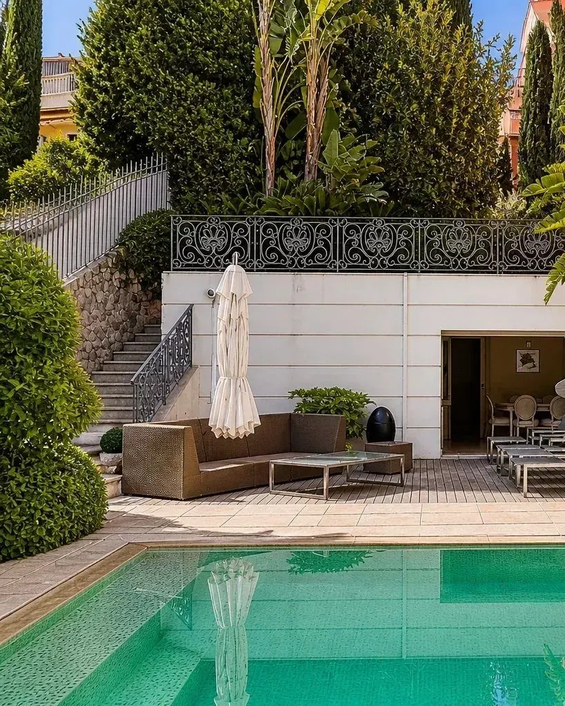 Turn-key luxurious villa with sea view, large garage and swimming pool, 25 meters from Monaco