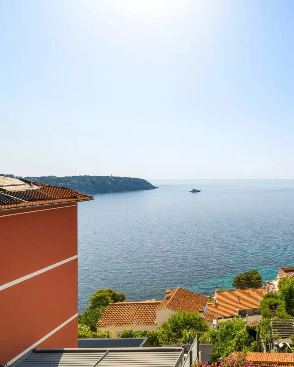 Roquebrune-Cap-Martin — Rare Top-Floor Apartment with Sea Views, Minutes from Monaco