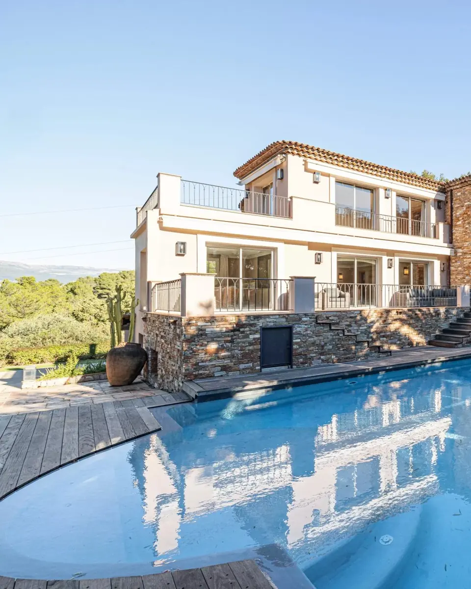 Elegant furnished family villa with 5 bedrooms and a heated pool