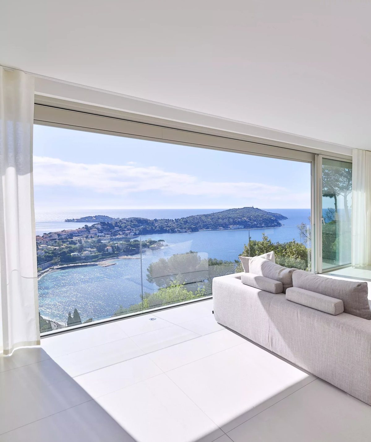 Living room opening onto the bay of Villefranche-sur-Mer