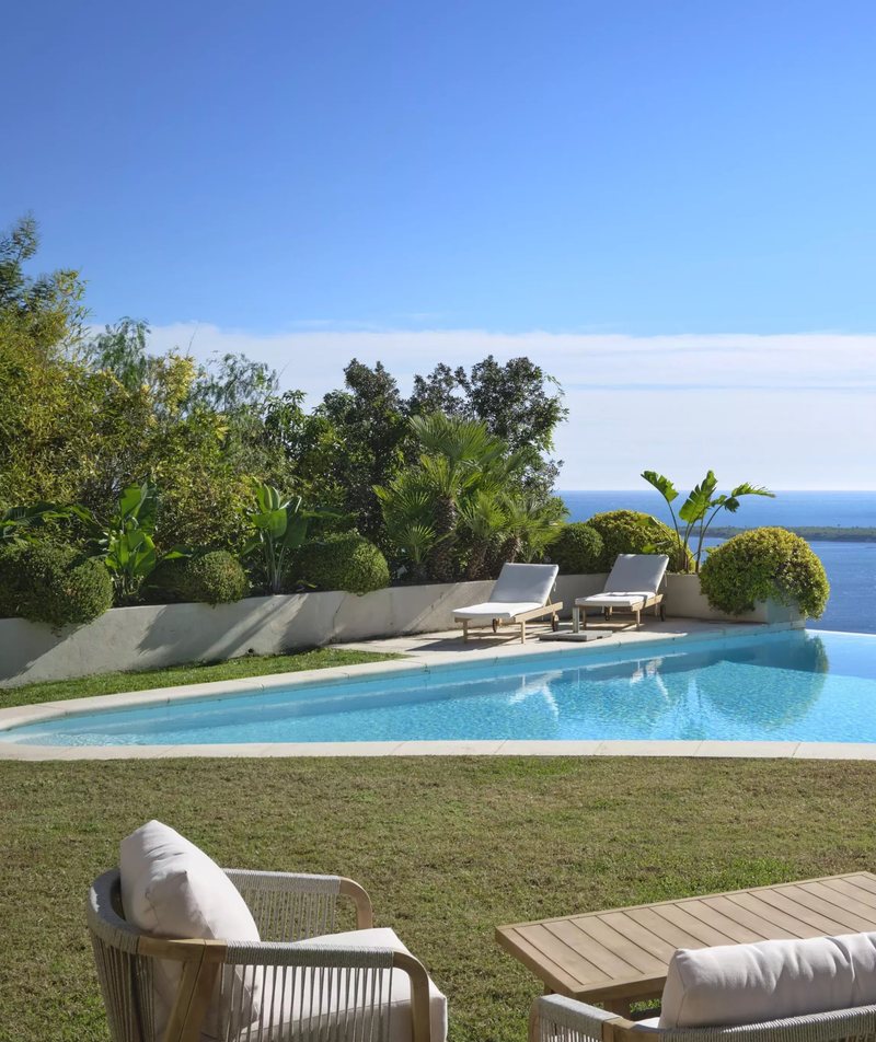 Garden and pool with a sea view in Cannes